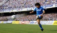 Diego Armando Maradona en un partido con el Napoli