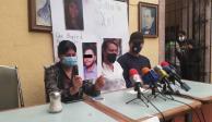 Con la fotografía de la pareja de la joven, familiares exigen justicia por el feminicidio.