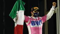 Checo Pérez celebrando su triunfo en Fórmula 1