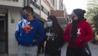 Jóvenes observan locales cerrados ante las restricciones en Nuevo León.