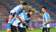 Jugadores del Napoli festejan un gol contra el Crotone en la Serie A de Italia.