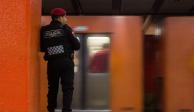 Un policía vigila  un andén del Metro, en marzo pasado.