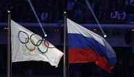 La bandera de Rusia ondea al lado de la bandera olímpica durante la ceremonia de clausura de los Juegos Olímpicos de Invierno 2014 en Sochi.