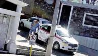Un paciente, aún con bata, aborda un taxi en calles de Saltillo, luego de escaparse del hospital.
