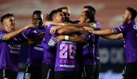 Futbolistas del Mazatlán FC festejan un gol en el Torneo Guard1anes 2020 de la Liga MX.