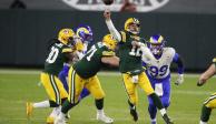 Aaron Rodgers, quarterback de Packers, lanza un pase durante el juego ante Rams en la ronda divisional de los playoffs de la NFL en el Estadio SoFi.