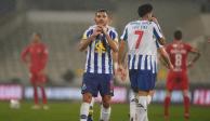 "Tecatito" Corona celebra un gol con el Porto, club al que dejará para irse a LaLiga de España.
