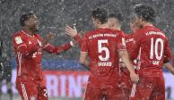 Jugadores del Bayern Múnich festejan un gol contra el Hertha Berlín en su último juego de la Bundesliga antes de su participación en el Mundial de Clubes.