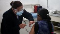 Se ha vacunado contra COVID-19 a un millón 295 mil 940 adultos mayores en menos de un mes en México, destacan autoridades.