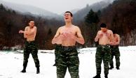 Jóvenes de china entrenan bajo el frío para fortalecerse.