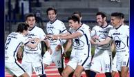 Jugadores de Pumas celebran el gol con el que superaron a Santos en Ciudad Universitaria.
