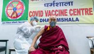 El Dalai Lama recibe la primera dosis de la vacuna contra COVID-19 Covishield.