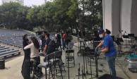 Integrantes de la Filarmónica de las Artes retiran sus instrumentos del Teatro Ángela Peralta, que es la aire libre