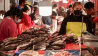 Locatarios de la Nueva Viga, en la Ceda, venden pescados y mariscos previo a la Cuaresma, ayer.