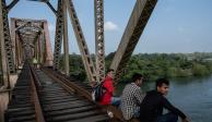 31MARZO2021.- Un grupo de migrantes hondureños continua su camino rumbo al norte del país sobre las vías del tren en el puente San Manuel. FOTO: ISABEL MATEOS /CUARTOSCURO.COM