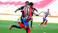 Isaac Brizuela previo a sacar un tiro en el partido entre Chivas y Tijuana en el Estadio Akron.