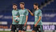 Futbolistas del Schalke 04 después de su derrota ante Arminia, la que les costó el descenso en el balompié alemán.