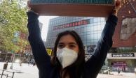 La activista ambiental Xiye Bastida protesta y muestra un "Reloj climático".