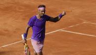 Rafael Nadal celebra después de su apretada victoria sobre Denis Shapovalov en Roma.