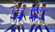 Futbolistas del Cruz Azul festejan un gol en la fase regular del Torneo Guard1anes 2021, en el que Monterrey quedó fuera en cuartos de final.