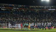 Jugadores de Pachuca y Cruz Azul en el Estadio Hidalgo previo al comienzo de las semifinales de la Liga MX.
