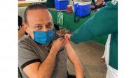 Lalo España se vacuna contra el COVID y no tiene 50 años