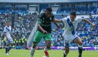 Una acción del duelo entre Puebla y Santos, de la Liga MX