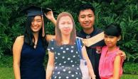 El estudiante llevó a su graduación la foto en tamaño real de su madre fallecida