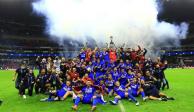 Futbolistas del Cruz Azul celebran con el trofeo que los acredita como campeones de la Liga MX el pasado 30 de mayo.
