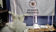 Guardia Nacional muestra el aseguramiento de las sustancias ilegales.