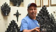 Don Manuel Jerónimo Reyes, especialista en candelabros de barro vidriado, en Michoacán