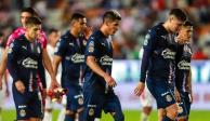 Futbolistas de Chivas el pasado 9 de mayo después de su caída ante el Pachuca en el repechaje del Guard1anes 2021.