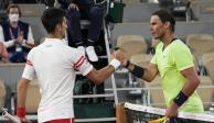 Novak Djokovic y Rafael Nadal estrechan la mano después de su vibrante duelo en las semifinales de Roland Garros.