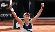 Barbora Krejcikova festeja su triunfo sobre la rusa Anastasia Pavlyuchenkova en Roland Garros
