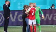 Sabrina Kvist Jensen, esposa de Christian Eriksen, es consolada por otros jugadores de la Selección de Dinamarca.