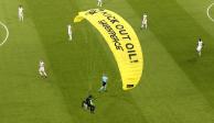 Eurocopa 2021: Activista de Greenpeace cae en paracaídas en pleno partido (VIDEO)