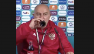 Stanislav Cherchésov, entrenador de Rusia, destapó un refresco en una conferencia de prensa de la Eurocopa.