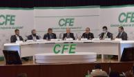 El director de CFE, Manuel Bartlett (centro), en conferencia de prensa donde presentó proyectos de inversión, ayer.