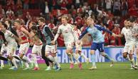 Jugadores de Dinamarca celebran después de vencer a Rusia, con lo que lograron su pase a octavos de final de la Eurocopa 2021.