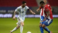Lionel Messi conduce el esférico ante la marca de un guaraní en el Argentina vs Paraguay de la Copa América 2021.