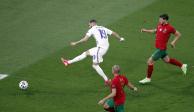 Karim Benzema dispara antes de marcar su segunda anotación en el Portugal vs Francia en el cierre de la fase de grupos de la Eurocopa 2021.