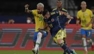 Neymar conduce el balón ante la marca de Rafael Borre en el Brasil vs Colombia de la cuarta fecha del Grupo B de la Copa América.