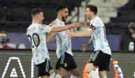 Lionel Messi es felicitado por dos de sus compañeros en la Selección de Argentina por su gol ante Chile en la Copa América 2021.