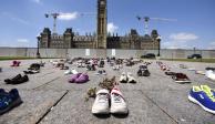Ofrenda por el hallazgo de los restos de niñas y niños en una antigua escuela de Canadá, el 4 de junio de 2021.