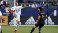 Javier "Chicharito" Hernández controla el balón durante un juego con el Galaxy en la MLS el pasado 19 de junio.