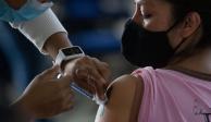 Una persona recibe la vacuna contra COVID-19