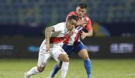 Christian Cueva controla el balón ante la marca de Richard Sánchez en el duelo entre Perú y Paraguay en los cuartos de final de la Copa América 2021.