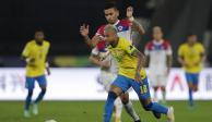 Neymar corre con el balón ante la marca de Sebastián Vegas en el choque de cuartos de final de Copa América entre Brasil y Chile.