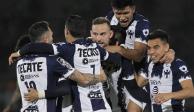 Jugadores del Monterrey festejan un gol en el pasado Torneo Guard1anes 2021 de la Liga MX.