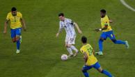 Messi conduce el balón entre tres jugadores de Brasil en la final de la Copa América.